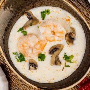 Тайский кокосовый суп с тигровыми креветками и шампиньонами