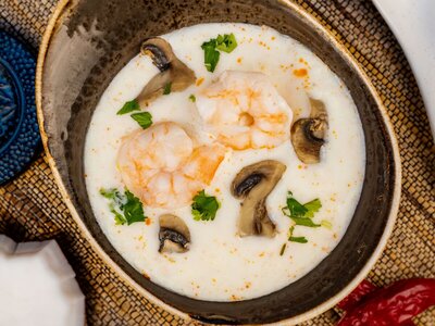 Тайский кокосовый суп с тигровыми креветками и шампиньонами