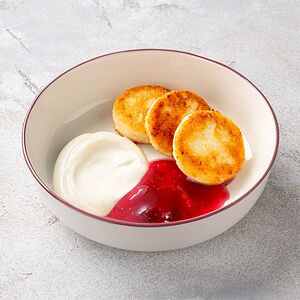 Сырники со сметаной и вареньем на выбор