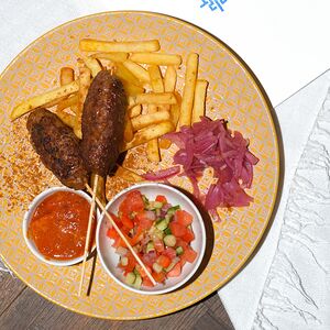 Кебаб с фри и израильским салатом