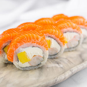 Ролл с лососем манго и креветкой