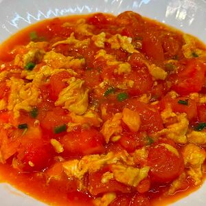 Жареные яйца с помидорами