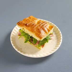 Фокачча с мортаделлой и соусом песто