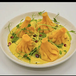 Хинкали с курицей в соусе чкмерули