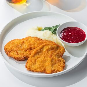 Куриный шницель с брусничным соусом и картофельным пюре