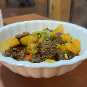 Тушеная говяжья пашина с картофелем и помидором 