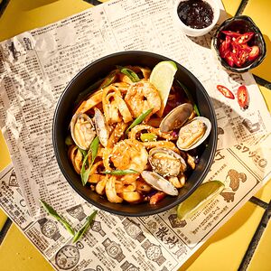 Вок с морепродуктами в соусе том ям