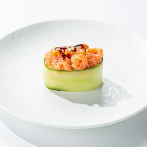 Суши в огурце с лососем (1 шт.)