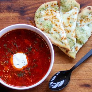 Борщ Домашний с чесночным хлебом