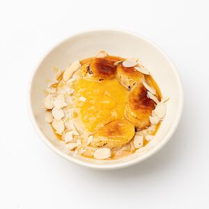 Пост Овсяная каша с бананом и соусом из апельсинов и маракуйи на миндальном молоке