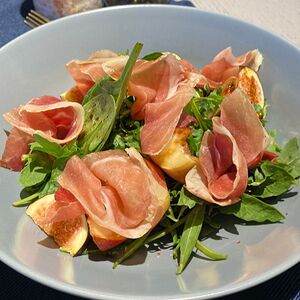 Салат с хамоном