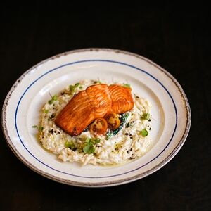 Стейк из лосося с орзо 