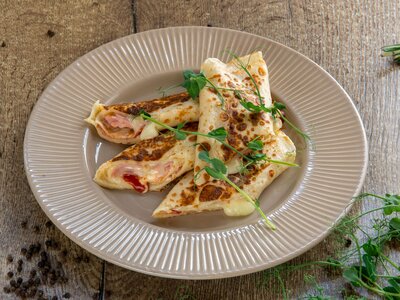 Блин с сыром и ветчиной