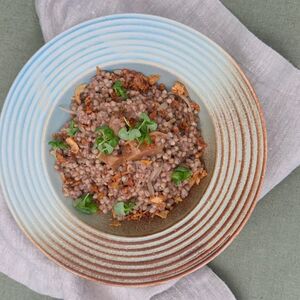 Зелёная гречка с белыми грибами 