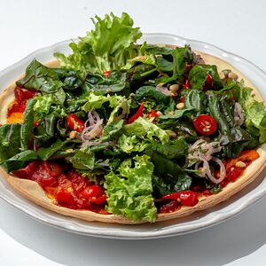 Пряная томатная лепешка с салатом