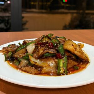 Жареная свиная грудинка с овощами