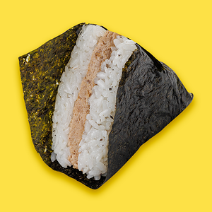 Онигири с тунцом