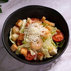 Цезарь с тигровыми креветками