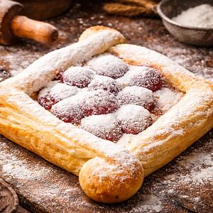 Слойка с вишней