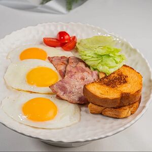 Яичница глазунья с ветчиной