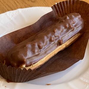 Эклер арахисовый 