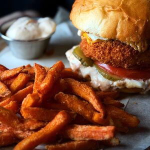 Бургер с цыпленком и бататом фри