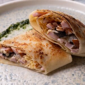 Блинчик с ветчиной, грибами и сыром