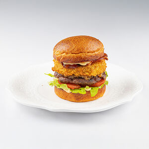 Бургер из говядины с беконом и луковым мармеладом