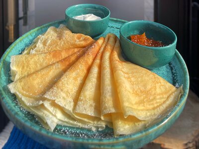 Блины с клубничным конфи