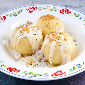 Клецки с мясом и грибами со сливочным соусом