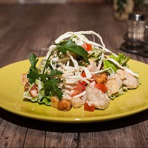 Саперави (теплый салат из куриного филе)