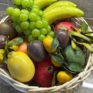 Корзина подарочная с фруктами 