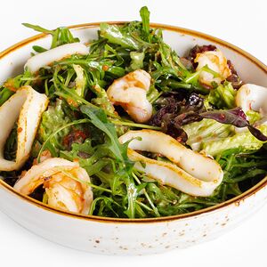 Салат с обжаренным кальмаром и креветками 