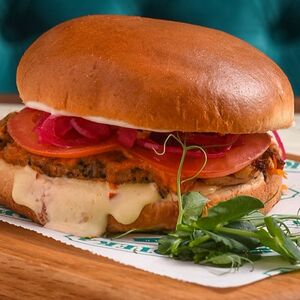 Бургер с рваной копченой говядиной