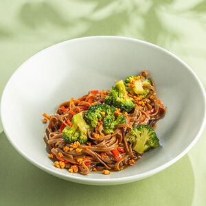 Гречневая лапша с овощами по-азиатски 