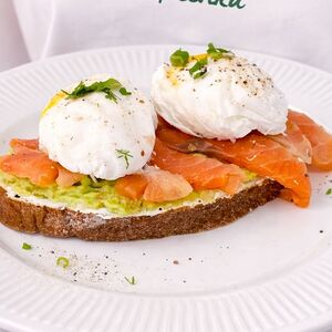 Бутерброд с лососем и авокадо