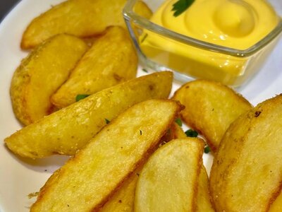 Картофельные дольки с соусом