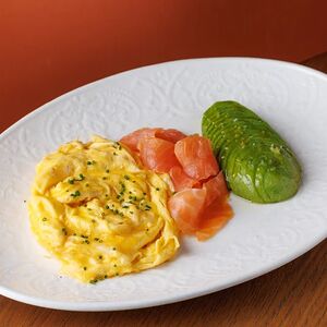 Омлет с лососем и авокадо