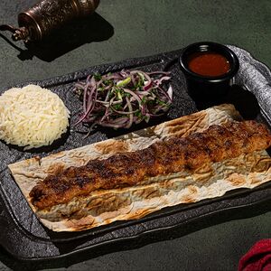 Урфа-кебаб с гарниром