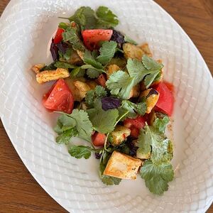 Салат с хрустящими цукини и сыром тофу