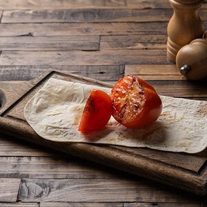 Розовые томаты на гриле