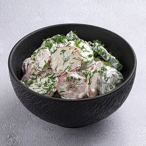 Салат «Деревенский с редисом и огурцом в сметане»