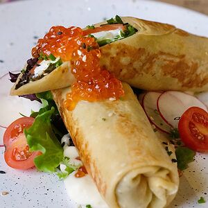 Блин с форелью, творожным сыром и икрой