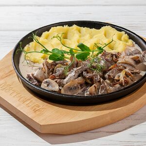 Бефстроганов с грибами и картофельным пюре