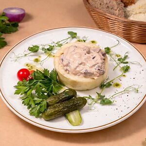 Бефстроганов из говяжьей вырезки и шампиньонов