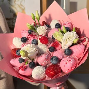 Букет «Настроение дарить» из клубники в шоколаде с эустомой