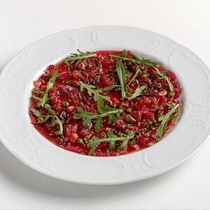Карпаччо из тунца, томата и руколы