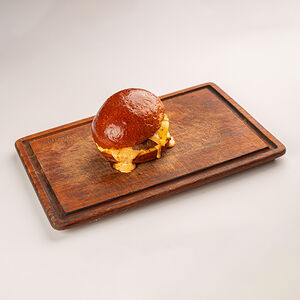 Мясной бургер с соусом Холопенья