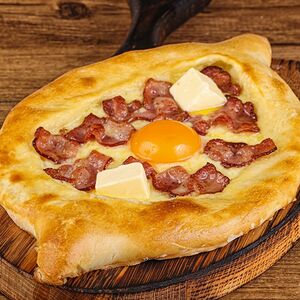 Хачапури «По-аджарски» с беконом