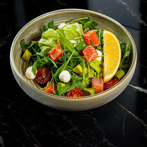 Салат с опаленным лососем